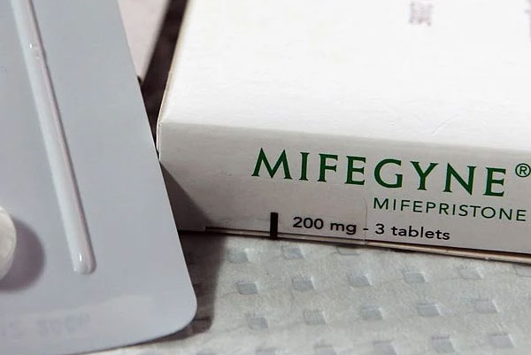 داروی سقط جنین چیست؟ بررسی انواع داروهای سقط مانند میزوپروستول و میفپریستون، نحوه مصرف، عوارض، مراقبت‌ها راهنمای جامع سقط دارویی ایمن